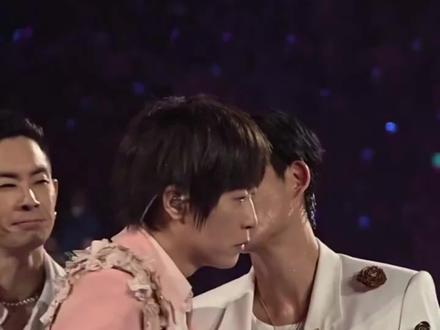 阿信摔下舞台前排视角,头重重磕在舞台上,看着都觉得疼#舞台现场 #舞台事故 #阿信踩空摔下舞台