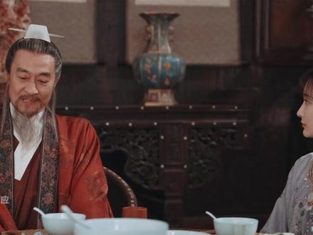 《家业》到底埋了多少剧情伏笔?原来早就预示了田家一但选上贡墨就会倒!田家为攀权势,执意联姻当朝首辅徐阶,借着徐阶的权势肆意避罪、横行一时。但彼时已是嘉靖晚期,朝堂局势即将大变,徐阶权势濒临落幕,清鹤仙人的帝王宠信也并不长久。历代贡墨家族大多败落,根源是贡墨选拔从不论货品,全看朝堂权势博弈。田家深度绑定朝堂势力,属于依附权臣的投机行为。反观安分守己、不涉党争的李家,虽遭重税重创、损失惨重,却保住族人性命,对比凸显出依附朝堂权势的家族,终将随靠山倒台覆灭的必然结局。#家业 #大明王朝1566 #杨紫
#dou来聊影视 #影娱漫谈编辑部