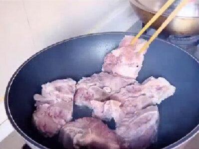 今天给大家分享一下,牛脊骨怎么做汤营养价值高哈,
牛骨汤含有脂肪、蛋白质、钙等营养成分,能为人体补充能量等营养成分,增强人体体质和免疫力