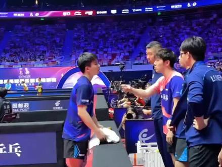 2025年11月18日,十五运会乒乓球男子团体半决赛激战正酣,上海队樊振东与黑龙江队徐瑛彬的对决扣人心弦。比赛中,樊振东以一记跪地救球惊艳全场——他身体如离弦之箭般贴地侧扑,瞬间衔接反手拧拉,整套动作刚柔并济、一气呵成,现场观众爆发出雷鸣般的掌声,相关画面也在网络上迅速传播,网友盛赞这是“教科书级的防守艺术”。
赛后,当被问及决赛是否期待与王楚钦再战时,樊振东沉稳回应:“团体赛的精髓在于团队的凝聚力与协作,我若上场,首要任务是为上海队全力以赴,而非纠结对手是谁。”他强调,竞技体育的真谛是“每一分都倾尽所有”。此前男单半决赛,樊振东曾以4-2力克王楚钦,赛后他高度评价对方“是中国队的绝对领军人物”,王楚钦也坦言“樊振东的竞技状态与比赛理解仍是世界顶尖”。此次团体赛决赛,若樊振东登场,将与许昕搭档双打,迎战北京队的王楚钦/马龙,这场“京沪巅峰对决”备受期待。#樊振东 #樊振东小胖 #樊振东vs王楚钦 #樊振东加油 #男团
