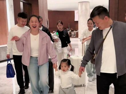 孩子对爸爸妈妈毫无保留的依赖与爱,治愈了我们对衰老的焦虑,对一个小生命而言,父母就是整个世界。这种“被需要”的感觉,让我在低谷时感受到一股被托举的力量,我们养育孩子的同时,孩子也重塑了我们。#母女 #团聚 #女儿 #孩子 #纪录美好生活