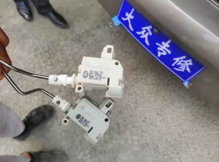 #汽车 大众迈腾处理油箱盖电机不工作 更换电机完美解决问题 一汽保养 更换大众原厂机油 感谢哥的支持 在道真专修大众🙏🙏🙏#道真大众专修店 #换油保养