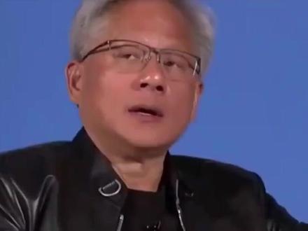 黄仁勋:若退出中国市场太可惜 2025 年 5 月,英伟达 CEO 黄仁勋在接受专访时多次表示,英伟达依然高度重视中国市场1。他认为中国市场极具活力,发展迅速,放弃这个市场将是一种巨大的遗憾1。
黄仁勋提到英伟达已经在中国深耕了 30 年,中国市场一直非常友好,在中国有大量长期合作伙伴,他们依赖英伟达的技术和产品,能够持续服务中国市场,是英伟达的荣幸与责任1。他还明确表示中国市场是独一无二的,全球范围内没有任何其他市场可以取代它,试图依靠其他地区的增长来弥补中国市场的份额,在逻辑上是站不住脚的1。
此外,黄仁勋称未来两到三年内,中国人工智能(AI)市场规模可能达到约 500 亿美元,错失这一市场将是 “巨大的损失”,如果能够继续向中国销售产品,将为美国带来持续的收入和税收,并 “创造大量就业机会”9。
黄仁勋的这些表态主要是基于中国市场对于英伟达的重要性。中国不仅是一个巨大的消费市场,在人工智能领域的发展也非常迅速,对英伟达的芯片等产品有很大的需求。同时,英伟达在中国也有着长期的布局和深厚的合作伙伴关系,退出中国市场将对英伟达的业务发展产生重大影响。