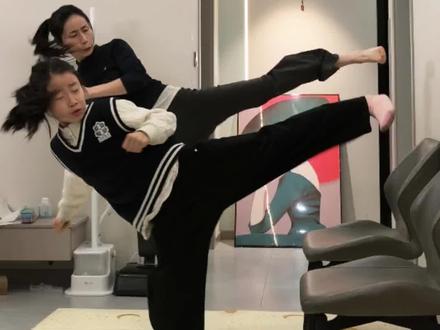 上步转身侧踢 千万不要教闺女上步转身侧踢,我已经替您试过了#转身侧踢 #一招制敌 #跆拳道 #居家锻炼 #内容启发搜索