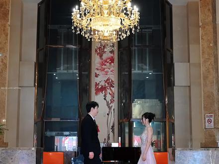 原来婚礼最动人的,是身边人的陪伴与见证 “红绸漫过屋檐,花瓣落在肩头。
出门的这一步,是山海的奔赴,也是烟火的起点。
镜头定格的不只是画面,是我们故事里最热烈的序章。
#婚礼预告 #唐山婚礼#婚礼纪实 #婚礼录像 #氛围感婚礼