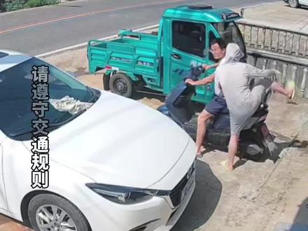 男子骑电动车出门,家门口几十米遇交警招手,男子:我以为他们问路呢#搞笑 #交警 #头盔