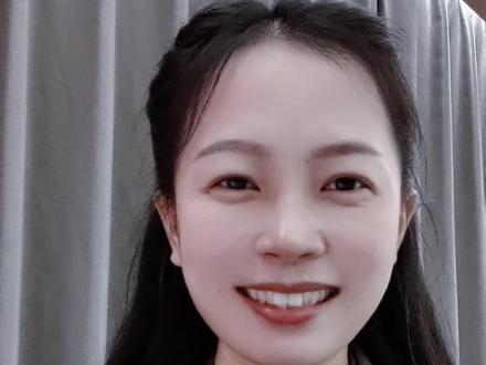 粤西有没有客家人?广东主要有五大民系:广府,客家,潮汕,海陆丰,雷州。其中,人口比例最多、分布范围最广的,是客家民系。相关数据显示,广东客家人约有3600万,占了广东三分之一的人口,那么大家所熟悉的客家城市,集中在粤东粤北以及珠三角,例如梅州,韶关,河源,惠州,深圳等。事实上,客家人在广东的分布是特别强大的,就是东南西北中各个县市都有客家人的分布,形成了大分散小聚居的特点。很多人认为,广东只有粤西是没有客家人的,事实上,数据显示粤西客家人,阳江有50万,茂名有200万,湛江有80万。数据不一定准确,欢迎大家评论区补充,为了探寻粤西客家,不如我们走一趟。#客家曾小娟 #客家文化 #忆南迁文化 #粤西客家 #网络强村