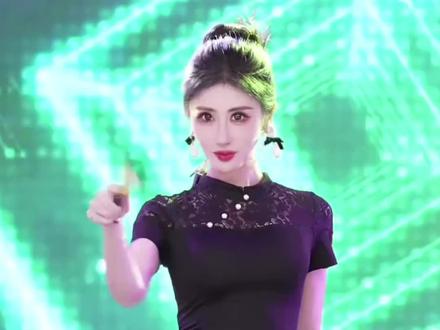 刘心艺转战娱乐直播才短短几个月,但是直播内容已经上百,每天大量精力都耗费在节目呈现的完整度精彩度上。@刘心艺(每晚8点神秘嘉宾空降直播间)
心艺是真的在用心去倾听粉丝声音,用心去迎合粉丝口味的。我们艺家人也是真的喜欢看,昨天还有粉丝连线:知道她所有的原创歌曲名称,从5群建立初就一直陪伴至今,戴着9级粉丝灯牌,连心艺为了爷爷去寺庙祈福,他都想驱车去偶遇一下心中的偶像,奈何高速堵车,又重新折返了,这位粉丝是我们所有艺家人的缩影,我们和心艺的双向奔赴,不会晚点,我们的心愿,心艺都听到了。心艺在连麦过程中也帮这位粉丝实现了心愿,送上了加油卡。
心艺一直都是简简单单的一个姑娘,从来不攀比,关起门来做好自己应该做的事情,很多东西,她出生就拥有了,所以,反而,她知道珍贵的心最贵,她花尽力气所求不过是简单的陪伴,开心的回应!#刘心艺#总裁#综艺直播间#才艺主播