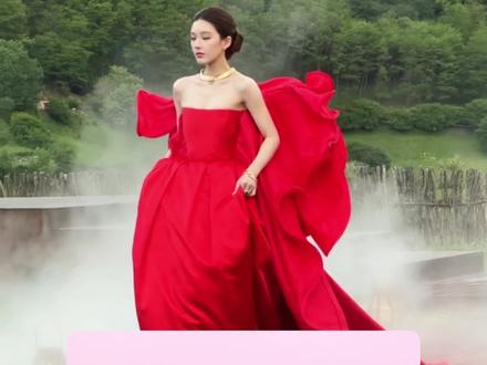 vogue九寨沟时尚盛典红毯来了,来看看大家的造型状态如何#赵露思 #刘诗诗 #赵今麦 #贺峻霖
