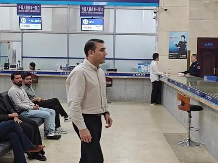 海南全岛封关第一批外国人领取就业许可证,居留许可证