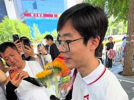 #第一个走出考场的学霸,众多媒体纷纷来采访#人大附中#