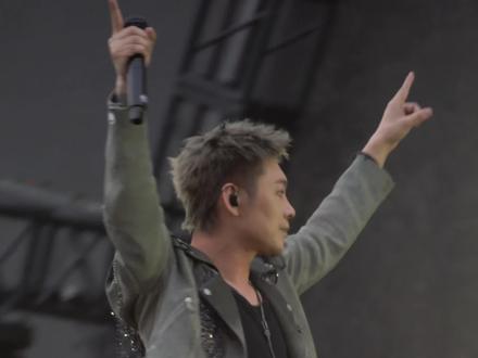 《枪火》完整版太原草莓音乐节首唱
oi!相对 那就针锋相对##老舅枪火首唱 #老舅太原草莓首唱枪火 #宝石老舅 #枪火