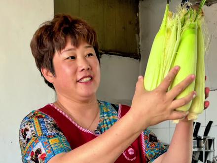 玉米这样储存起来,留着冬天吃即新鲜又好吃#蔬菜储存小妙招 #玉米 #农村美食 @抖音热点宝 @抖音热点 @抖音来客官方助推官 #自己种的纯天然的绿色蔬菜