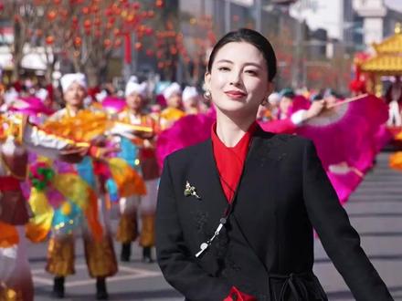 2月23日(报道)陕西榆林。米脂秧歌队女指挥火了!颜值气场双在线,原来传统文化可以这么飒!