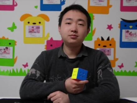 有人说拼三阶魔方很难,王老师教你一个方法,一个公式也能复原魔方,一起来学习拼好第一层吧。#魔方 #魔方教程