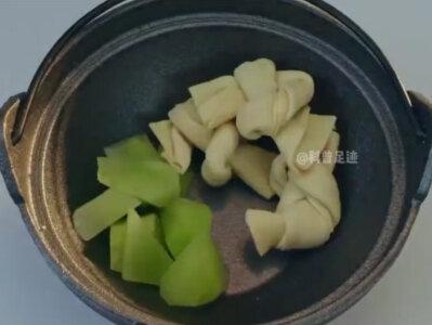 曾风靡农村的“倒铝锅”,如今为何销声匿迹了?铝锅真的有毒吗? #知识领航者 #铝锅 #农村 #传统工艺