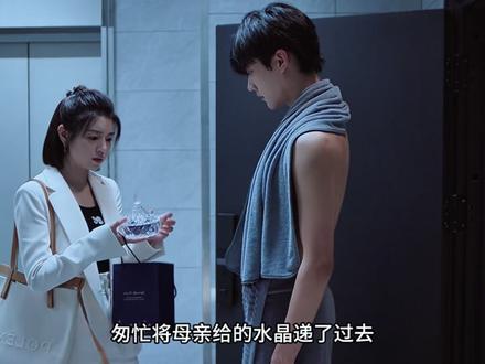 女人怎么也想不到弟弟竟然要睡在她家里 #狙击蝴蝶 #狙击蝴蝶到底给我下了什么 #陈妍希 #影视解说