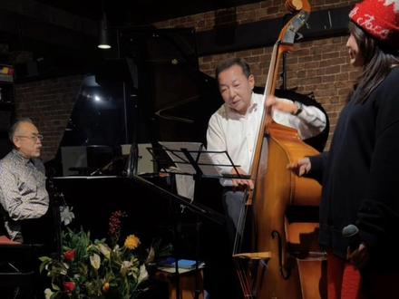 有幸在札幌酒吧输出了一把中国文化🥰《I'd like to teach the world to sing》这首歌是可口可乐1971年经典的广告歌,由来自全球各地的200名年轻人,身着各国的传统服饰,聚集在意大利的一个山顶上,手握一瓶可口可乐,真诚歌唱。这支广告一经推出就好评如潮,在全世界引起巨大反响。它不仅在当时成功刺激了可口可乐的全球销量,而且使可口可乐公司收到了超过10万封赞美这支广告的来信。广告画面有爱美好!充满了希望~我把它和我们都非常熟悉的《给我一个吻》串在了一起,很开心能把这份美好分享给你#音乐现场live #给我一个吻 #世界和平 #爵士乐 #jazzbar @抖音创作小助手 @抖音精选小助手 @抖音福利小助手 @抖加小助理