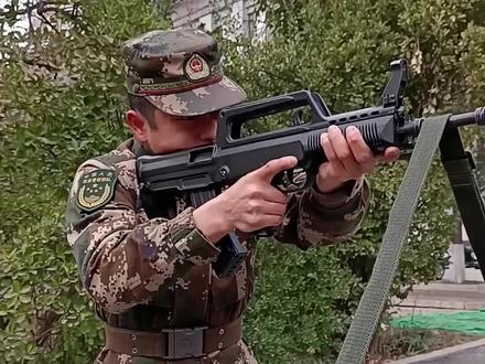 部队里的“狠人”!#致敬人民子弟兵#狠人行为 (吕波 胡振超)