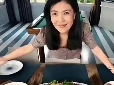 苏芒被国人抵制,说句实在话,真不冤。当年那句“家务是牢笼,职场才是战场”说得冠冕堂皇,转身就在法国系上围裙,为婆家十五口人忙前忙后做中餐。视频一出,“法兰西第一女仆”的称号迅速走红。你可以选择自己的生活方式,但一边在国内高举独立女性大旗,鄙夷家务;一边在国外对西方家庭展现“贤惠”,这前后的反差,难免被贴上“双标”的标签。
舆论的反噬是实实在在的。2026年