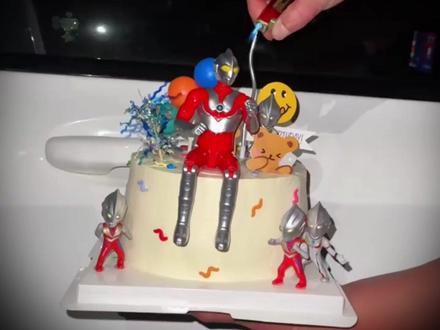 热搜上63万人破防“奥特曼蛋糕”事件:有毒父母,逼疯中国孩子