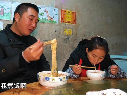桃子姐心情不好,包立春下厨煮一碗番茄鸡蛋面安慰,网友:包立春是一个暖男