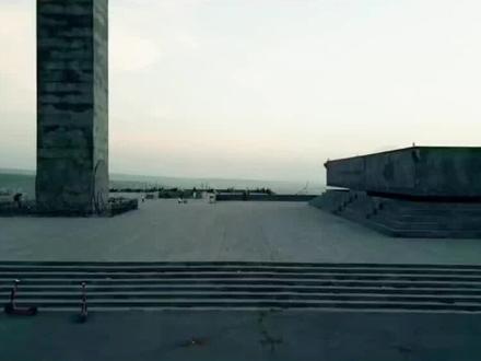 #城市记忆 #地标建筑 城市评级是一张综合考卷。榆林和宝鸡虽然有强大的经济或工业“单科成绩”,但在人口集聚度、产业结构多样性、城市综合服务功能等“必修课”上还有待补强,因此目前被列为四线城市。而咸阳则凭借均衡的“各科成绩”和毗邻西安的“区位加分”,稳居三线。#标志性建筑