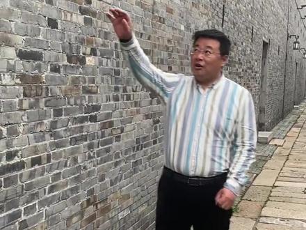 墙上的铁钉干嘛的?是大红灯笼高高挂吗?#导游来了 #扬州 #dou #扬州东关街 #喜爱扬州的100个理由 #传统文化 #最闪亮的坐标 #烟花三月下扬州 #古建筑之美 #刘畊宏