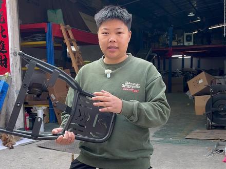 爱改师雅迪白鲨2代尾架安装,简单几步搞定 #雅迪电动车 #雅迪白鲨 #爱改师护杠 #电动车尾架