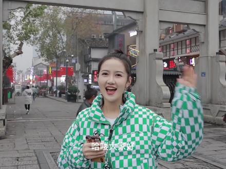 #小芒年货节 看马萱的长沙美食vlog都给介绍饿了,臭豆腐、猪油拌粉、湘西腊肉....口水已经流到屏幕上,长沙,等等我们!1月10日19:30 小芒年货节 腊八晚会,芒果TV湖南卫视双平台直播。