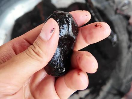 熬制老黑膏最重要的就是火候的把握 今天有从外地来的师兄师姐们过来学习老黑膏的熬制,带大家一块熬一锅,熬制老黑膏最重要的就是火候的把握和下料的时机。#黑膏药 #老黑膏 #中药材 #传承非遗技艺 #教学