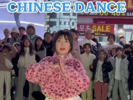 海外爆火的中国短视频,老外跳弥渡山歌手势舞。#老外跳舞 #弥渡山歌舞蹈 #老外看中国