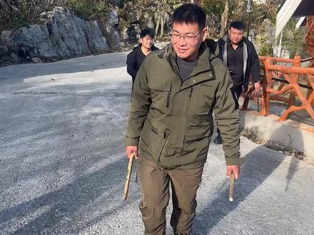 张家界七星山荒野挑战赛“决赛圈你要生不着火怎么办”唯一没火源的“道友”被全网牵挂 王大励等高手手把手教钻木取火#张家界七星山 #道友 #钻木取火 #荒野求生