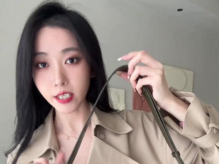 上头惹~介只橄榄绿牛角包真滴很有感觉
就喜欢介种慵懒随意的包包
牛角造型十复古橄榄绿色
真滴高级耐看!而且贼好驾驭
秋天搭风,衣有点流浪诗人 der感觉.
皮料软糯厚实做工不错
容量也大~放水杯伞没问题
可腋下可斜挎很实用 尚拍照还上镜
#晒新包包 #牛角包#包包我爱这个色