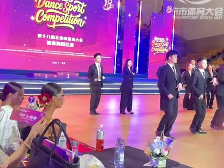 火出圈的拉丁舞裁判“划水二人组”找到了,两人狂发视频“补作业”:上班摸鱼,假期认真跳支舞!@Moon ~强 @赵婉祯