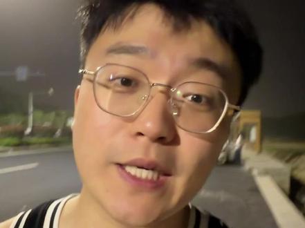 在宁波每年的初夏,深夜的野海边,就会举办一年一度的盛会,大家不约而同的堵车前来填海 #蓝眼泪 #荧光海 #宁波蓝眼泪 #海边夜景