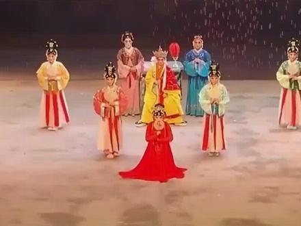 贾怀胤陶阳有多敢唱?当众占郭德纲便宜,儿歌流行曲全毁一遍 #京剧 #德云社 #麒麟剧社
