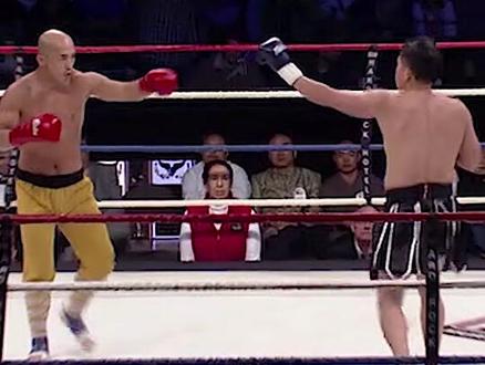 #一龙 在美国拉斯维加斯击败对华不败拳王·劳尔,获得WCK世界金腰带。