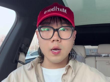 给尊贵的Mona车主们
快速同步一条消息
小鹏MONA M03
迎来了它上市以来的
第十二次OTA
本次升级主要涵盖两大部分
第一个是优化了智驾部分
车位到车位的功能
现在13万的Mona Max
比40万的蔚来ES8
智驾功能还要齐全
还要好用
这你受的了吗
第二个是座舱部分
汽水音乐终于上车了
而且
重点来了
在2025年3月6日之前
在小鹏车机上
首次登陆汽水音乐
就可以领取14天的SVIP
咋说呢
苍蝇在小也是肉
羊毛该薅得薅啊
最近小鹏的座舱和智驾
也是合并为了一个部门
并且直接向CEO何小鹏汇报
希望新的一年
小鹏可以好好的把
座舱搞一搞
最近我们群里
没少吐槽
看人家隔壁理想的宠物屏保
直接就破圈了
这才是
用心去诠释科技的意义
也该给我们点惊喜了吧
大师兄
#小鹏MONA新年第一次OTA
#开着小鹏回家过年
#小鹏汽车
#新能源汽车
#理想宠物屏保