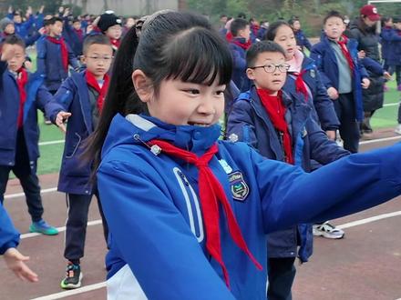 暴击预警!课间操突然播放库里神曲,全校沸腾名场面实录! 课间十分钟,不止是舒展筋骨,更是释放天性的时光。德阳巴川,用一场不期而遇的惊喜,告诉每一位少年:热爱可抵岁月漫长,青春就该热烈绽放! #库里之歌 #库里库里 #小学生 #广汉市 #青白江