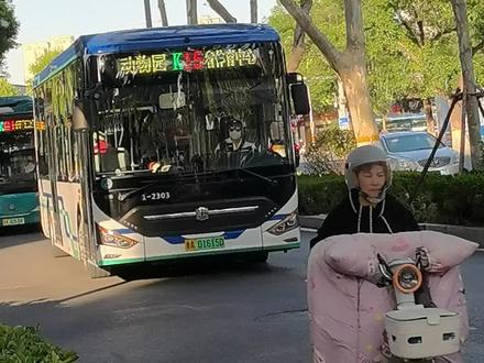 纬二路天桥封路施工,济南公交大变线,速看绕行方案#公共交通 #公交车 #线路调整 #交通出行 #城市公交 @DOU+小助手