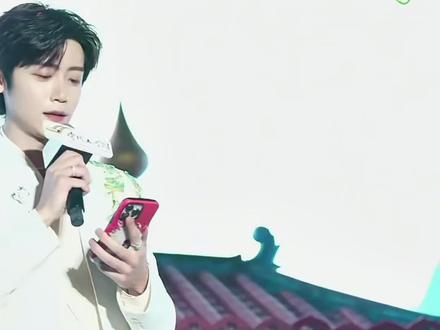 敬这个伟大的新人美 也期待更多的李卿
#李卿清明上河园 #清明上河园 #人类对清明上河园的开发不足百分之一