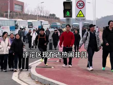 山东人就是长得高 有什么好怀疑的?今天带你们感受一下#山东威海#威实高 接娃真实视角,他#高三 刚刚体检报告177,但是他初三的时候体检报告就是176,四年了没长…所以放学的时候我快看不见他了…#接娃放学 #高三妈妈记录真实生活