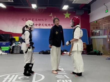 陈欣然3岁半开始学极真空手道,6年多拿到黑带,从来不娇气,实战打的再痛从来不会表现出来,连一个表情都不会给你。#少儿搏击散打