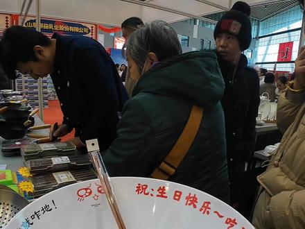 沉浸式逛年货市场!#抖音热门 #东营年货节 #黄河会展中心 #过年氛围提前搞起来了 #日常vlog