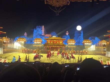 《国士·悍山河》(实景马秀)强烈推荐,手机拍不出现场的震撼
背景:大唐安史之乱,琅琊颜氏满门忠烈,以文臣之躯死战护国
序幕·盛景长安
万国来朝,长安锦绣,霓裳羽衣,一派盛世气象。颜真卿、颜杲卿兄弟心怀天下,立志报国。
第一幕·烽烟骤起
安禄山起兵叛乱,铁骑横扫中原,山河破碎,百姓流离。朝廷震动,叛军兵锋直指河北。
第二幕·孤城死守
颜杲卿死守常山,父子率军血战,粮尽援绝、矢尽刀折,拒不投降。城破被俘,慷慨就义,满门殉国。
第三幕·泣血祭文
颜真卿闻至亲惨死,悲愤难抑,挥泪写下《祭侄文稿》,字字泣血,笔笔忠魂。他强忍悲痛,誓平叛乱。
第四幕·国士捍山河
颜真卿散尽家财,联络义军,转战千里,以文人风骨撑起半壁江山。以忠魂守社稷,以气节照千秋。
尾声·风骨永存
战火平息,忠义长存。颜氏一门以生命诠释:文臣亦可死战,国士自当