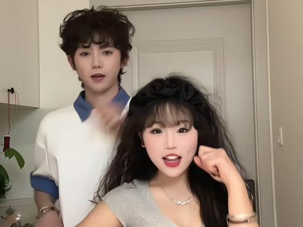 一拳把这个世界打成大蛋挞 #咖喱咖喱手势舞 #微胖女生