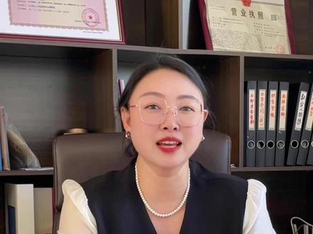 宁波今年想超越南京,不是没可能。
2025 年上半年宁波 GDP 数据出来了,8207.9 亿元,同比增长 5.4%。这个增速比南京一季度的 5.3% 稍快些。
其实俩城市差距本来就不大,2024 年南京 GDP 也就比宁波多 353 亿。今年一季度,宁波 4420 亿对南京 4718 亿,差距在慢慢缩小;到了上半年,宁波单季增量 3787 亿,照着这势头,全年的比拼还真不好说。
宁波的工业一直是强项,上半年工业增加值 3421 亿,同比增长 7.5%,比整体经济增速快不少,这可是拉动增长的重要力量。另外,熟悉宁波的朋友都知道,这里的外贸到了第四季度往往会有亮眼表现,毕竟作为重要港口城市,赶上海外消费旺季,货物吞吐量上来了,对经济的拉动作用可不小。
不过话说回来,南京的底子也不弱,全年的经济走势还存在变数。
最后想问问大家:综合这些情况,你觉得今年宁波能在 GDP 上超过南京吗?#宁波 #南京 #GDP #经济 #宁波同城