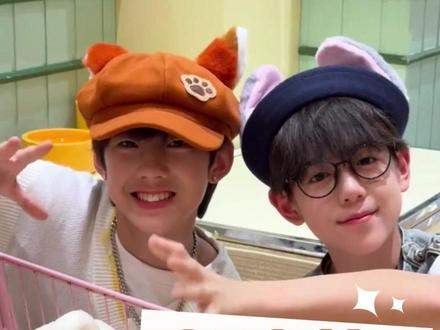 最近总是刷到这张嘉懿和孔鑫两个小朋友,起初还以为是时代峰峻又来新人了,结果居然是开始跳舞吧的练习生#李飞 #时代峰峻 #张嘉懿 #孔鑫 #爱豆