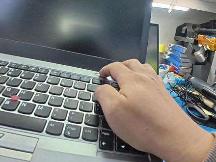 电脑不充电,只能插电用!!!#第一视角维修 #电脑维修#更换电池 #ThinkPad维修 #上海